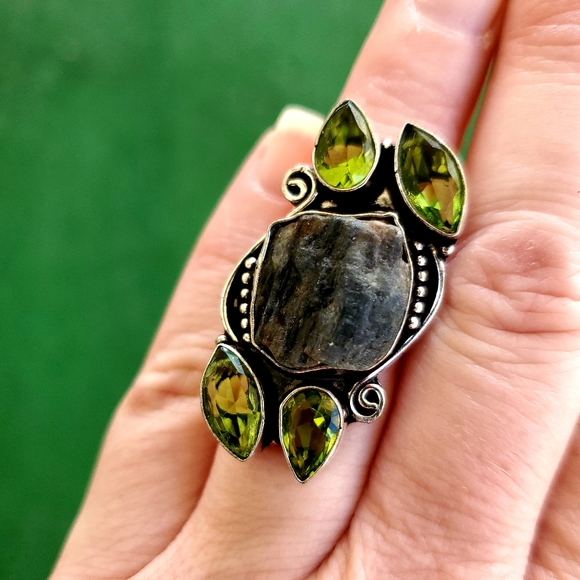 New Rough Kyanite & Peridot 925 Silver Statement Ring. - Picture 5 of 8